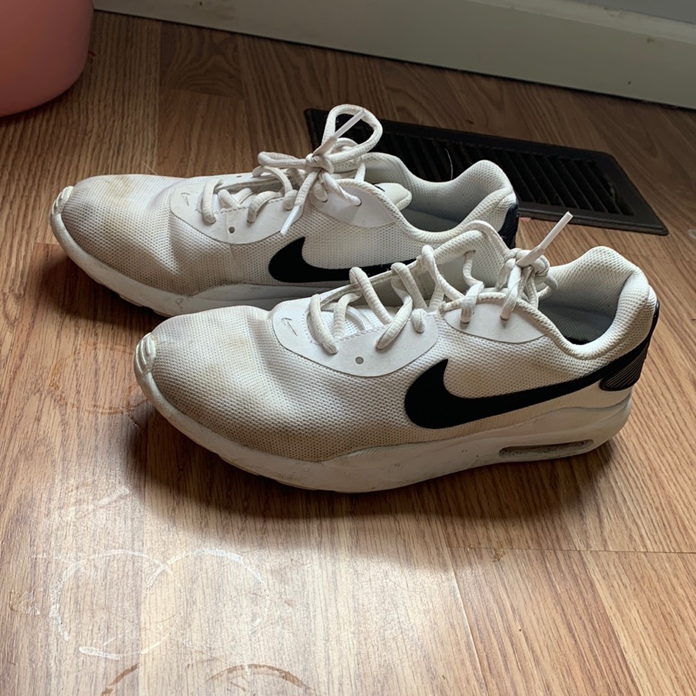 White Nike Airmax tennis shoes